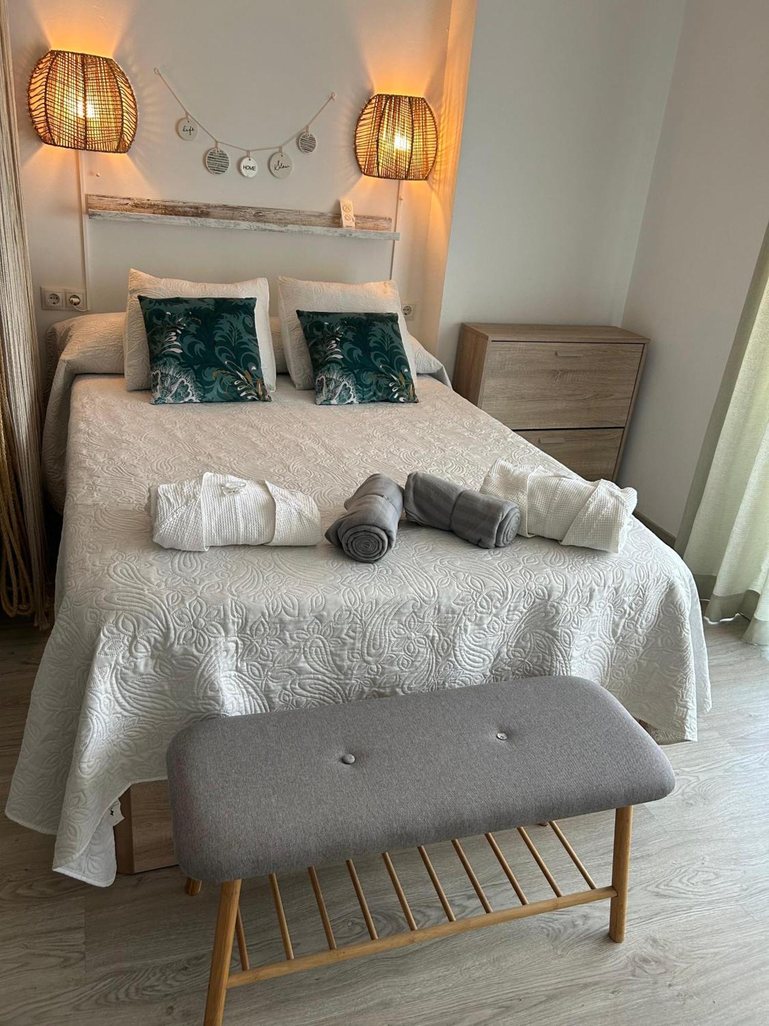 Apartamento Totalmente Reformado Con Piscina Y Jardines Al Lado De La Playa De La Carihuela Torremolinos Esterno foto